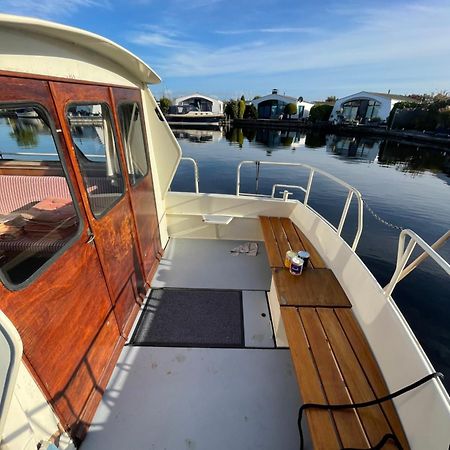 Suesses Motorboot - Bremen Ueberseestadt Kültér fotó