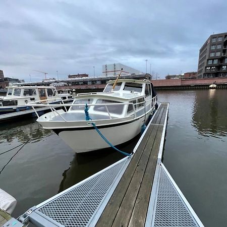 Suesses Motorboot - Bremen Ueberseestadt Kültér fotó