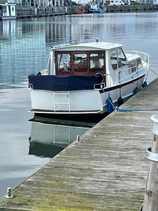 Suesses Motorboot - Bremen Ueberseestadt Kültér fotó