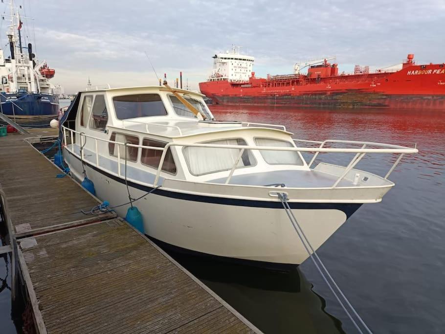 Suesses Motorboot - Bremen Ueberseestadt Kültér fotó
