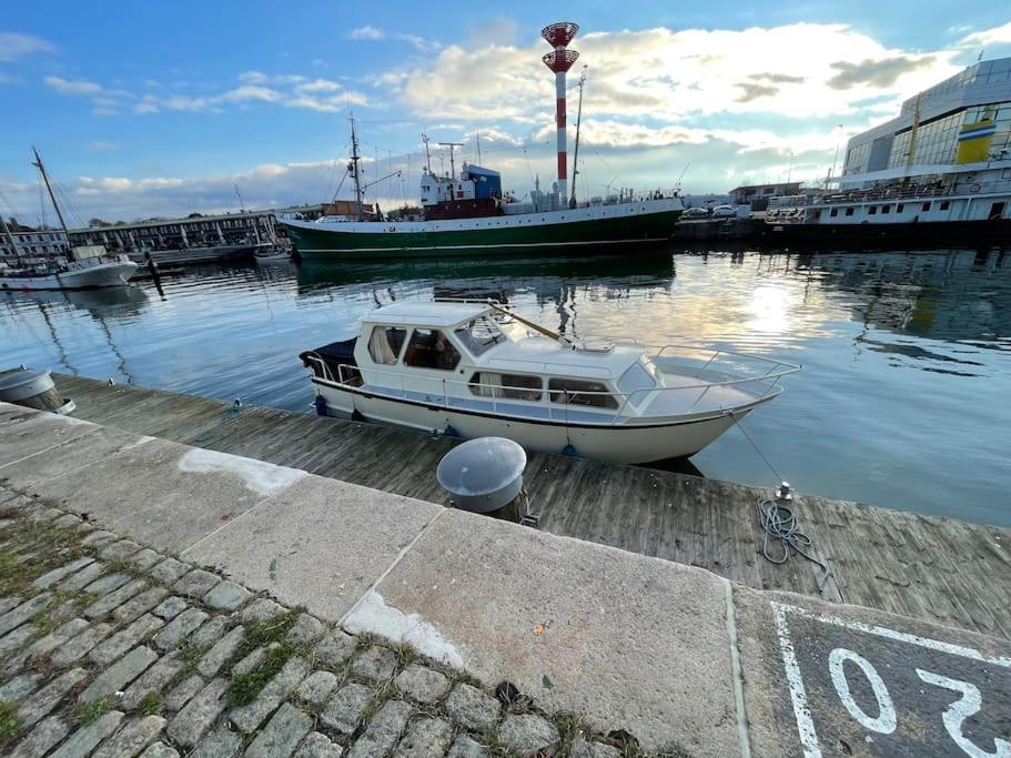 Suesses Motorboot - Bremen Ueberseestadt Kültér fotó