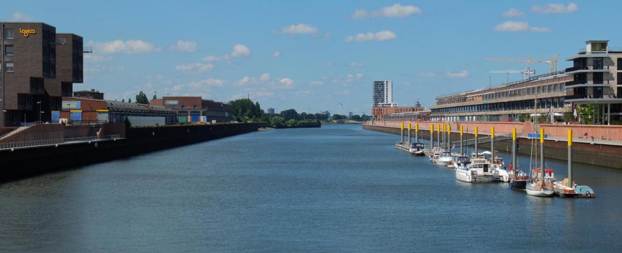 Suesses Motorboot - Bremen Ueberseestadt Kültér fotó