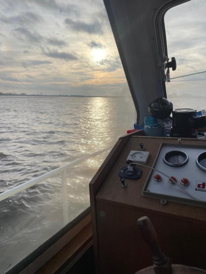 Suesses Motorboot - Bremen Ueberseestadt Kültér fotó