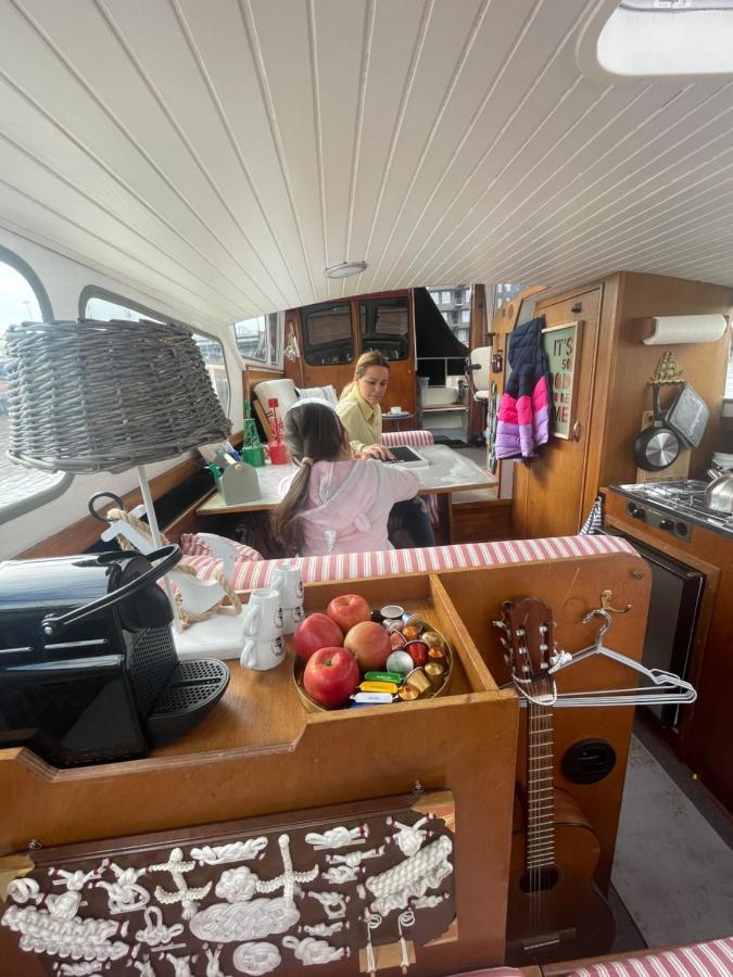 Suesses Motorboot - Bremen Ueberseestadt Kültér fotó