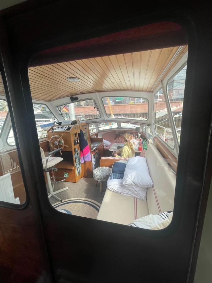 Suesses Motorboot - Bremen Ueberseestadt Kültér fotó