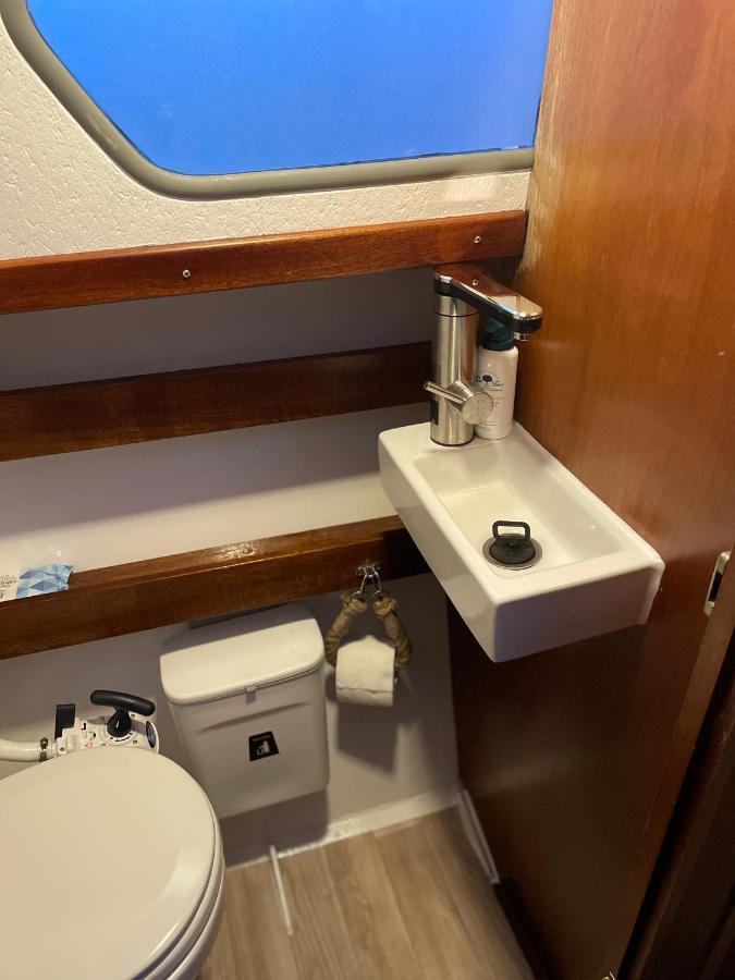 Suesses Motorboot - Bremen Ueberseestadt Kültér fotó